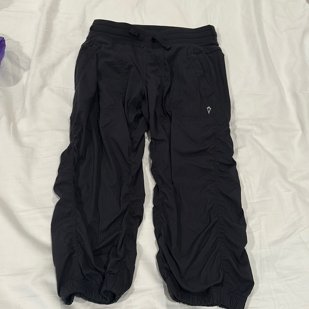 Ivivva loose fitting girls black crop pants.